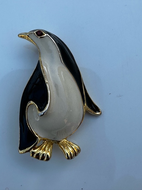 Vintage Penguin Brooch Black White Enamel Bird Pin Gold Tone Rhinestone Eye - Picture 4 of 5